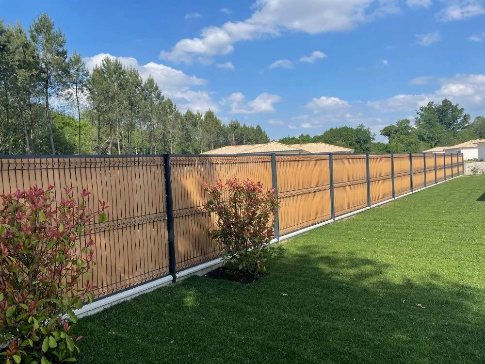 Cloture composite tressee brun clair jardin grand gazon